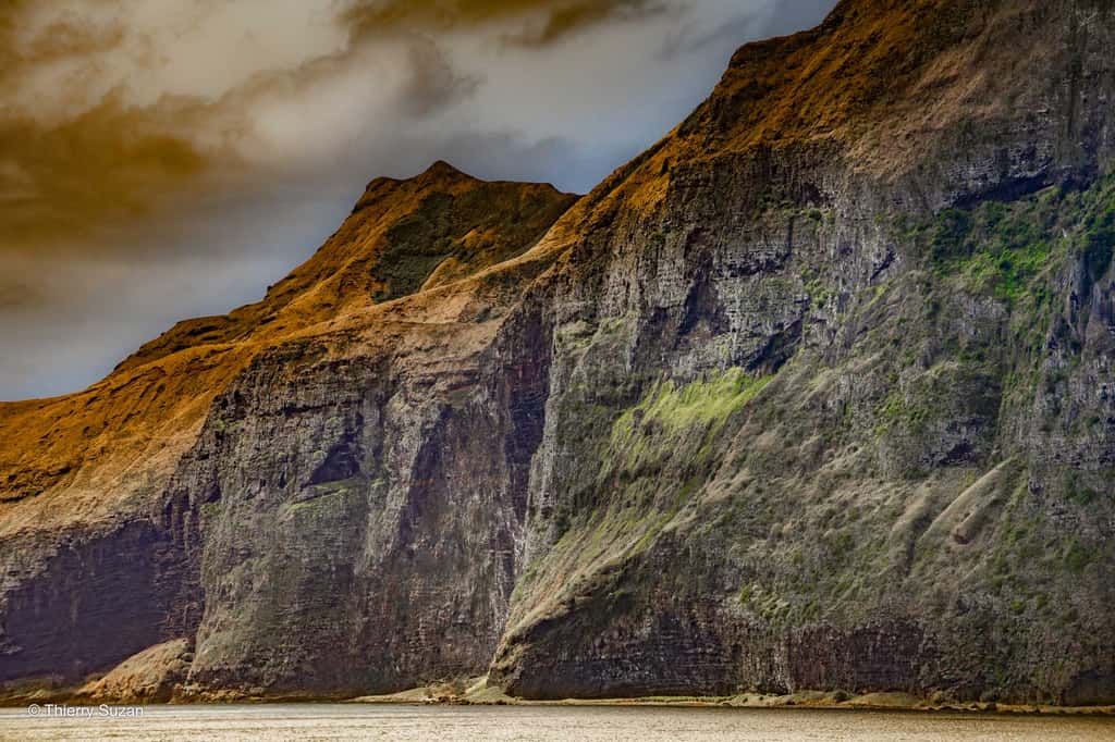 L’île la plus reculée de l’archipel est un ancien volcan bordé par des baies profondes. Avec un relief escarpé très découpé, Rapa abrite une biodiversité exceptionnelle, notamment des plantes à fleurs, des fougères, une végétation et une forêt littorales. Rapa, île Australes, © Thierry Suzan – Tous droits réservés